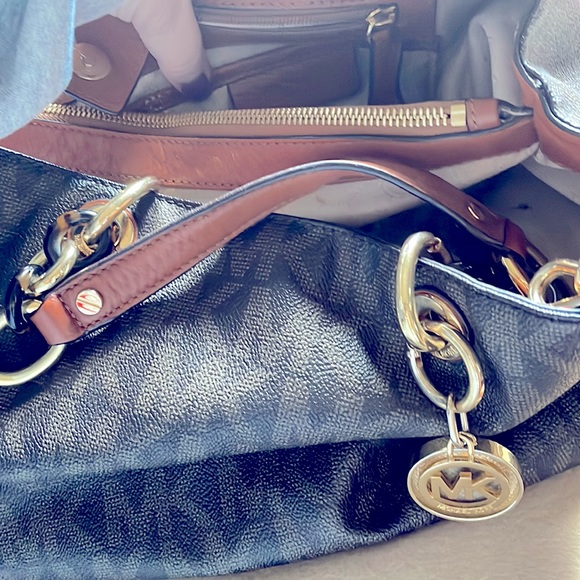 Michael Kors. Barely used. No scuffs or anything - Picture 3 of 4